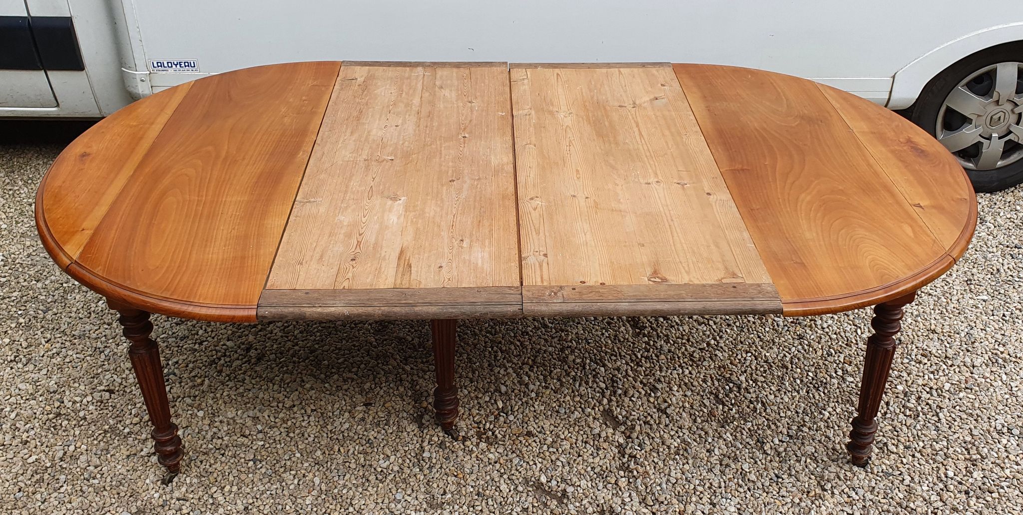 Table ovale 6 pieds avec allonges patine caramel
