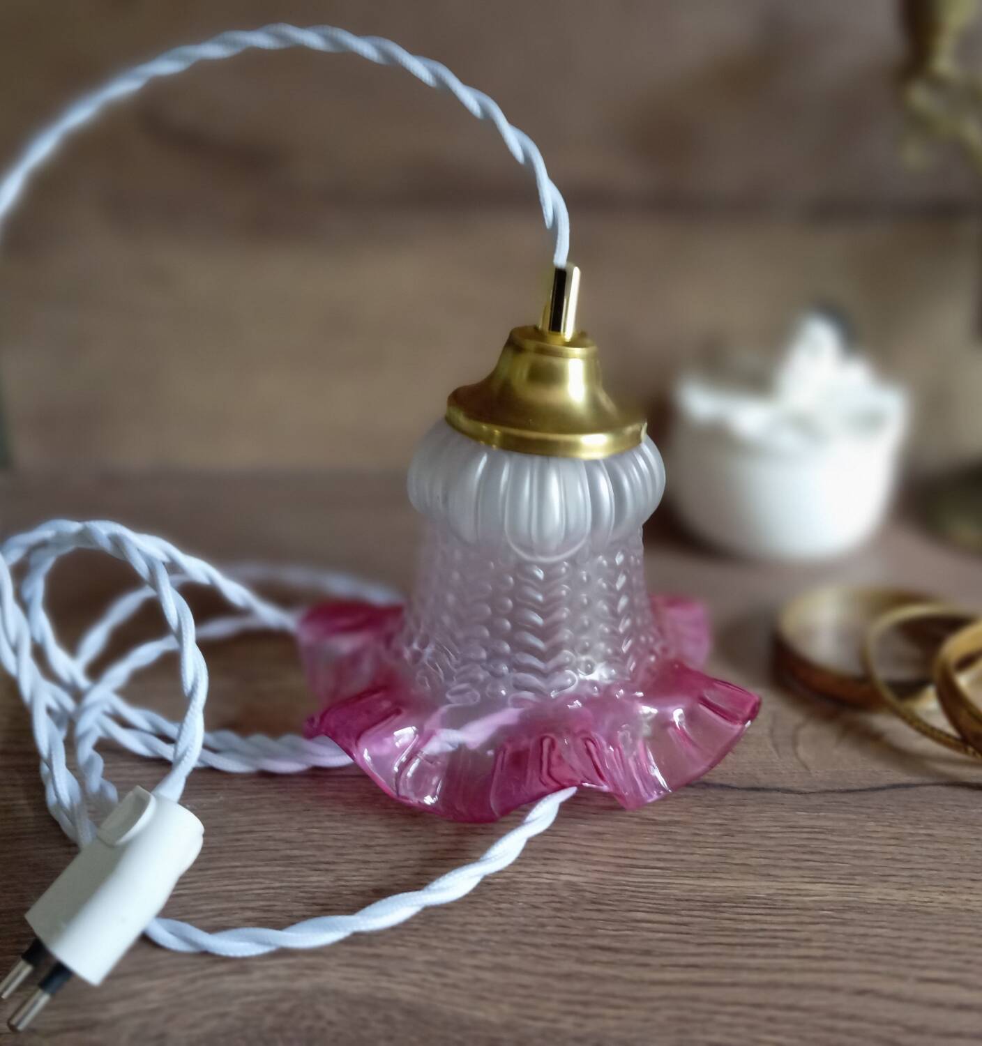 Lampe baladeuse en verre juponné vieux rose