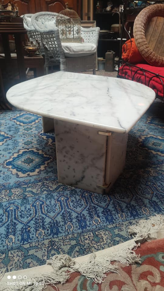 Coffee table in white Carrara marble with grey veins in the shape of an eye, circa 1970