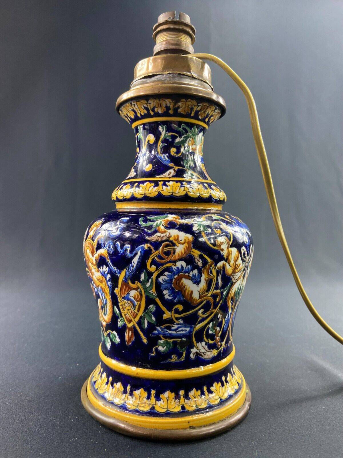 Lampe à pétrole de forme violonée en faïence de Gien XIXe décor Renaissance