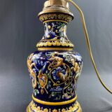 Lampe à pétrole de forme violonée en faïence de Gien XIXe décor Renaissance