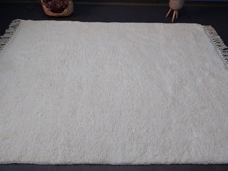 Traditional handmade pure white wool rug size 1.5/2.5 m.