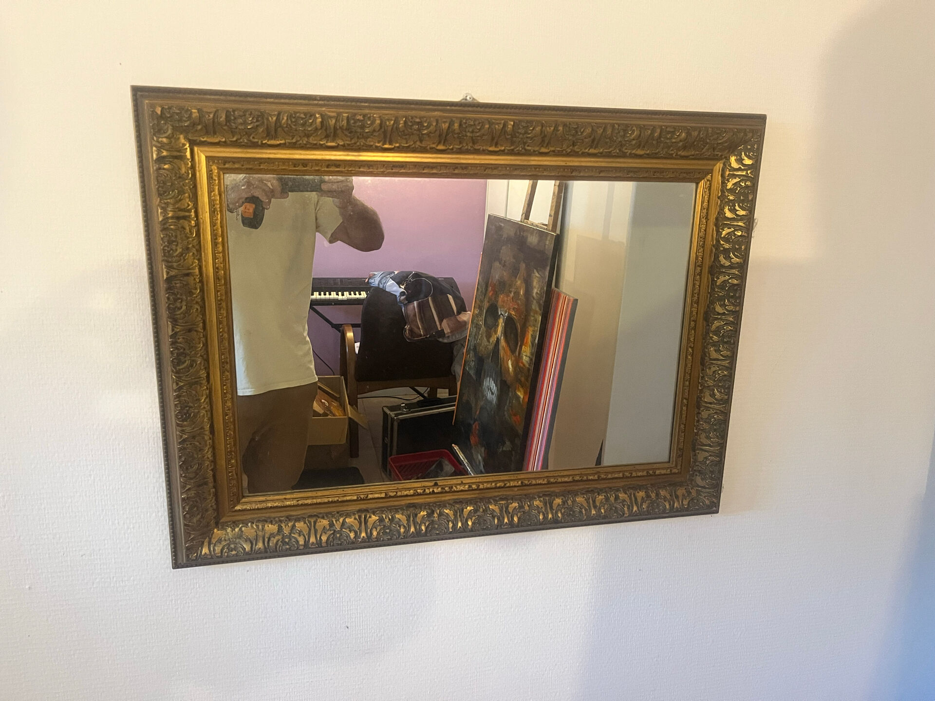 Framed mirror with a gilded wooden frame — 82 x 61 cm