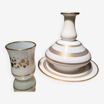 Carafe et verre de nuit en opaline blanche et motifs dorés