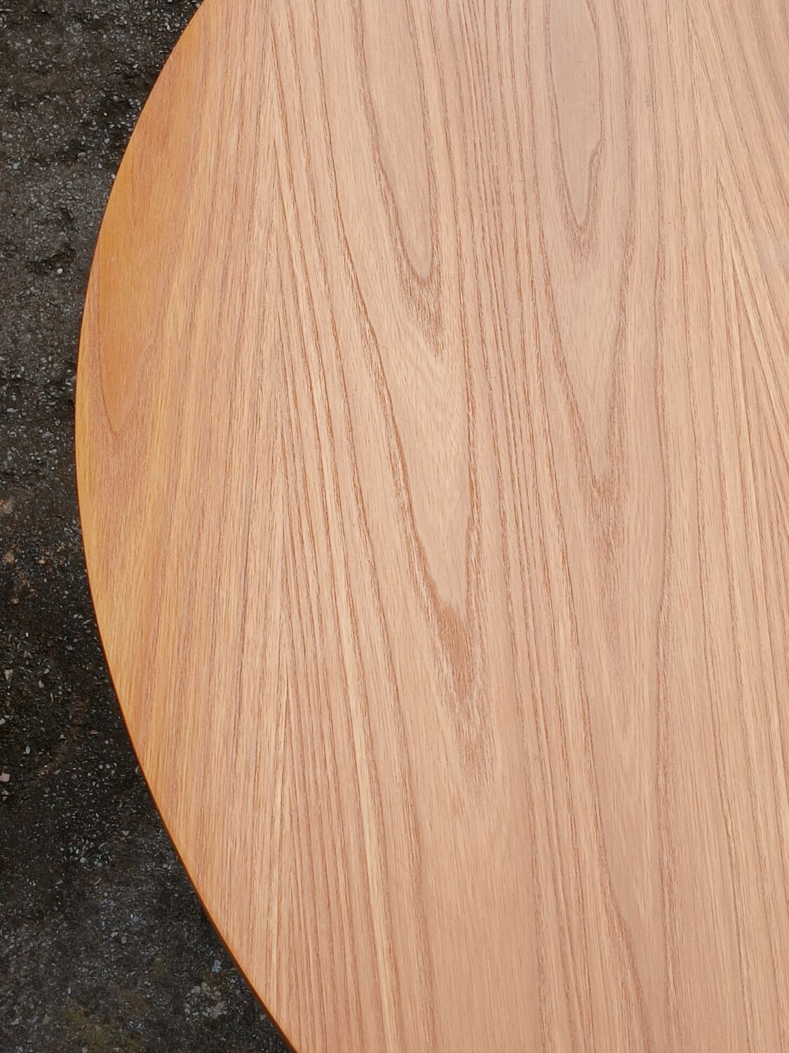 Extendable round table in elm