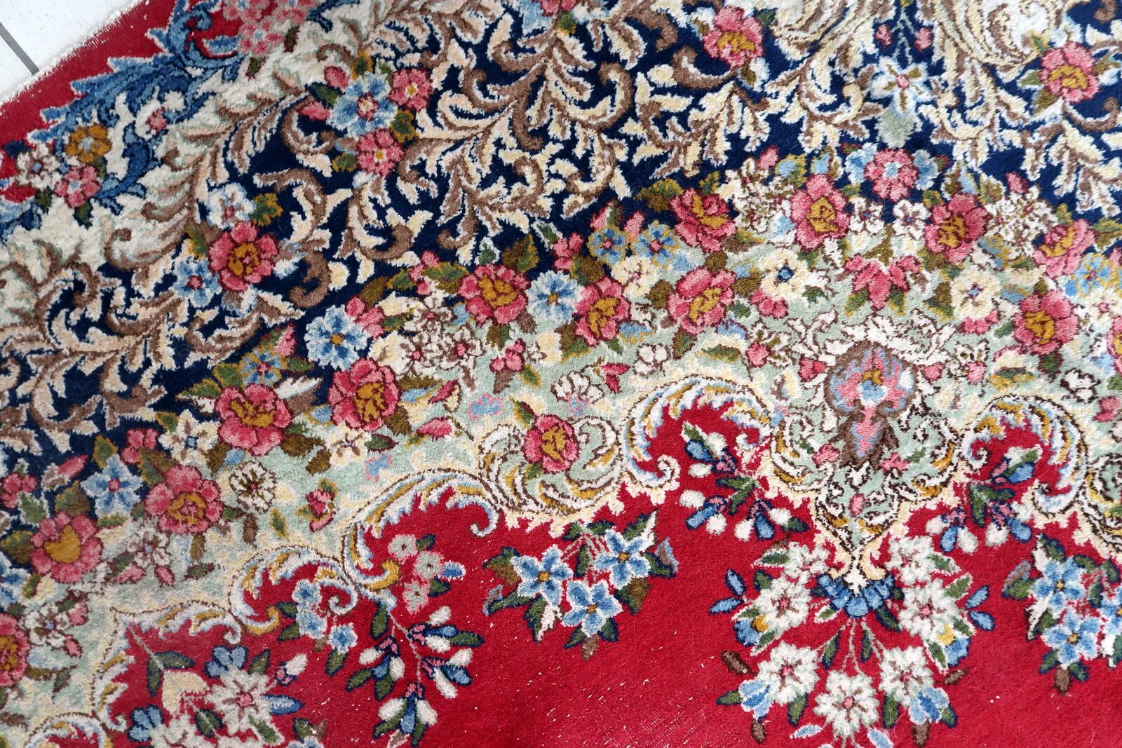 Antique 1920s Persian Kerman rug, floral medallion, red field, 267cm x 364cm