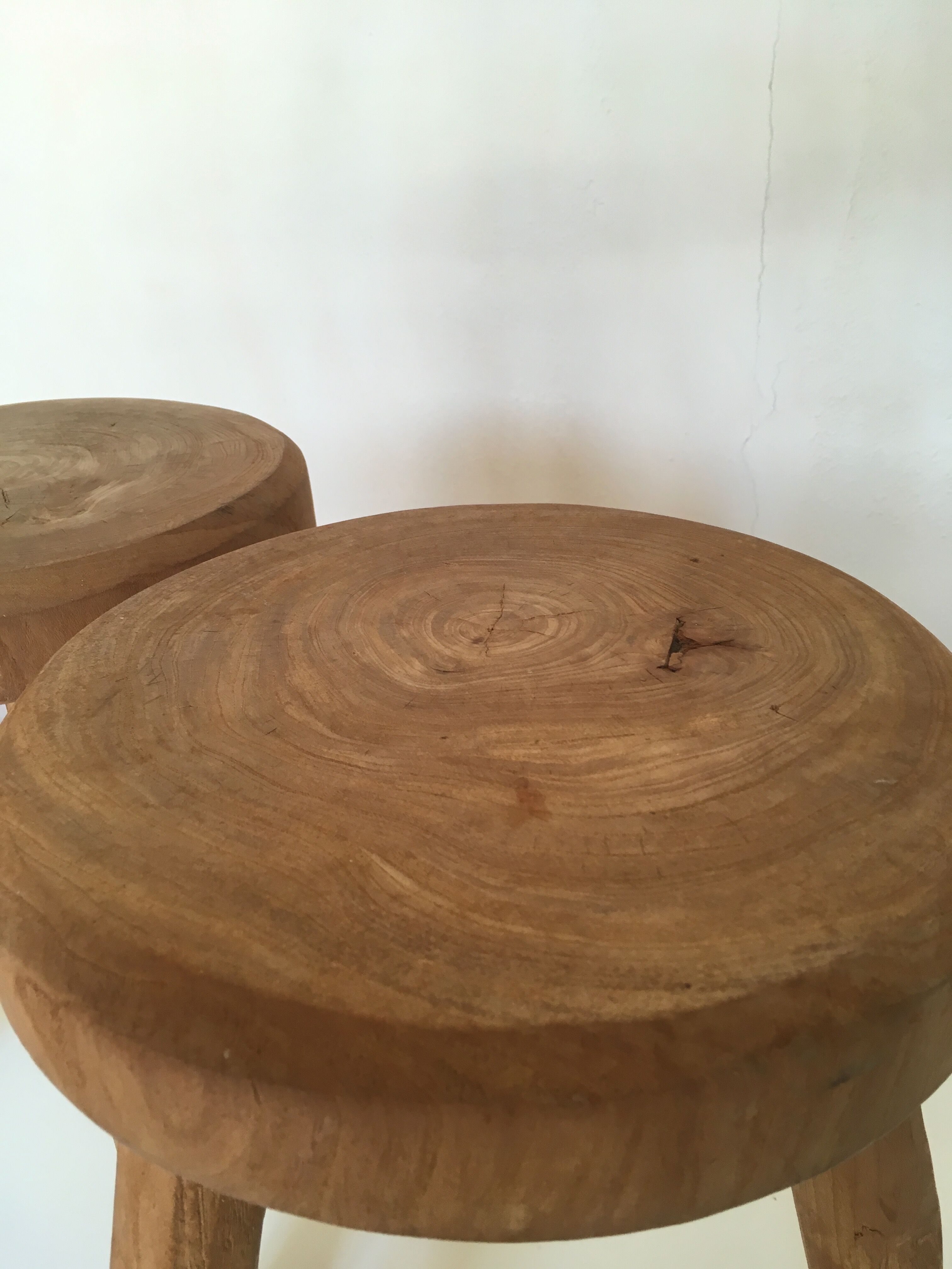 Pair of tripod stools of farm in raw Elm
