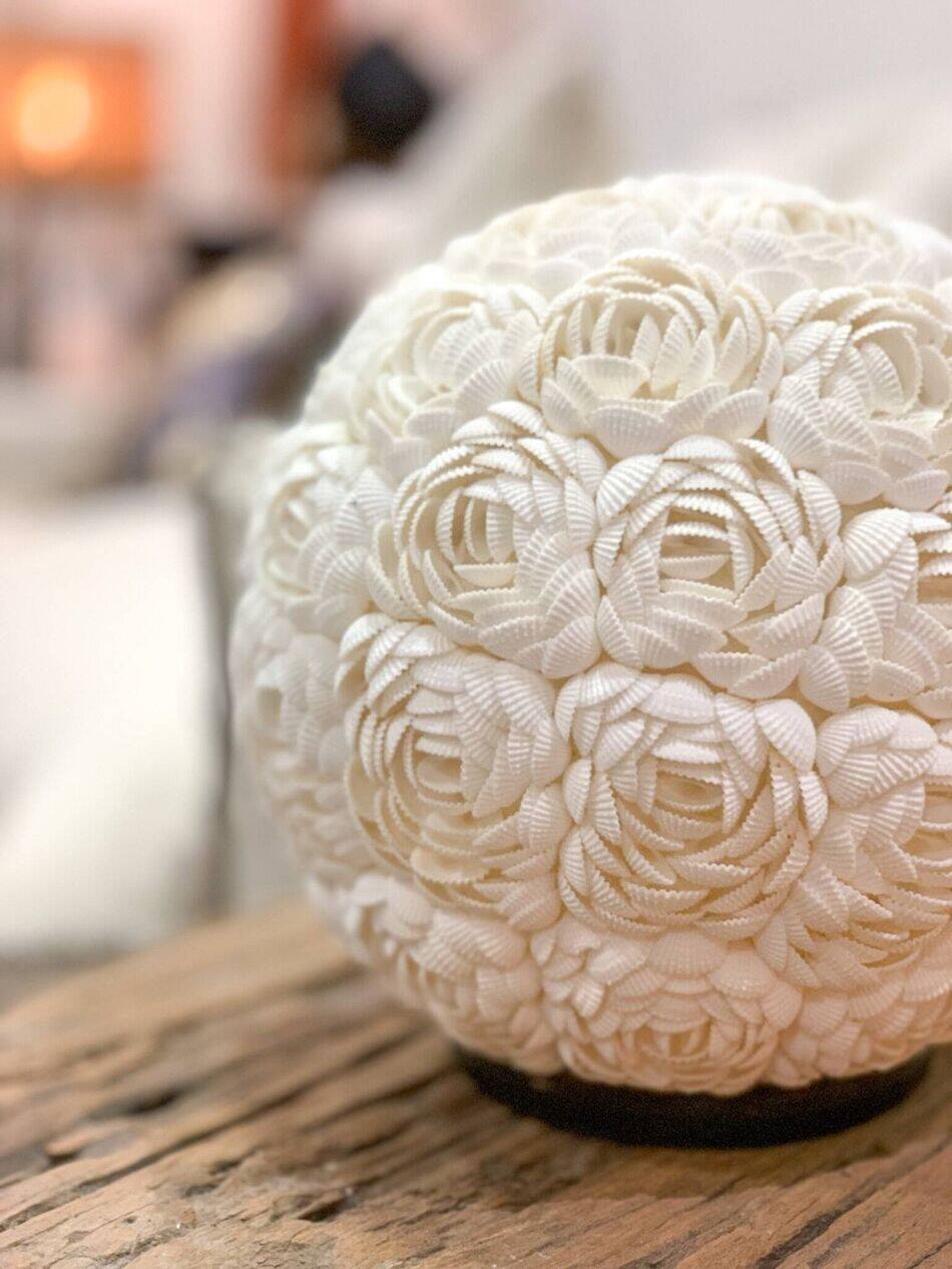 Lampe à poser en coquillages