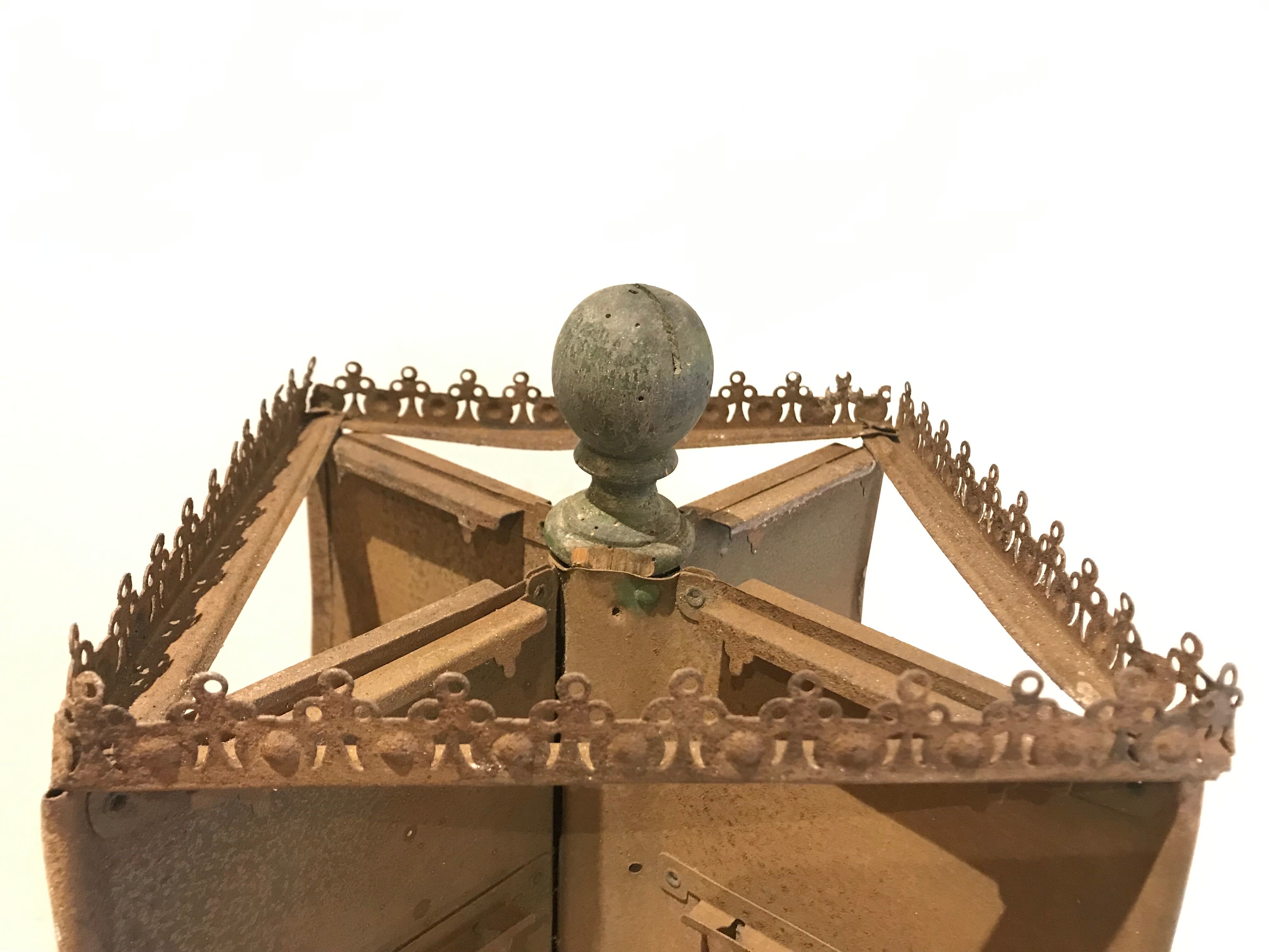 Display bears postcards or photos before 1900