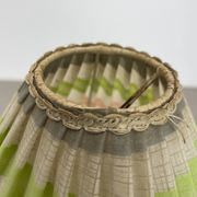 Lampe de table de 32 cm en laiton et tissu de style Kalmar, Autriche, années 1960