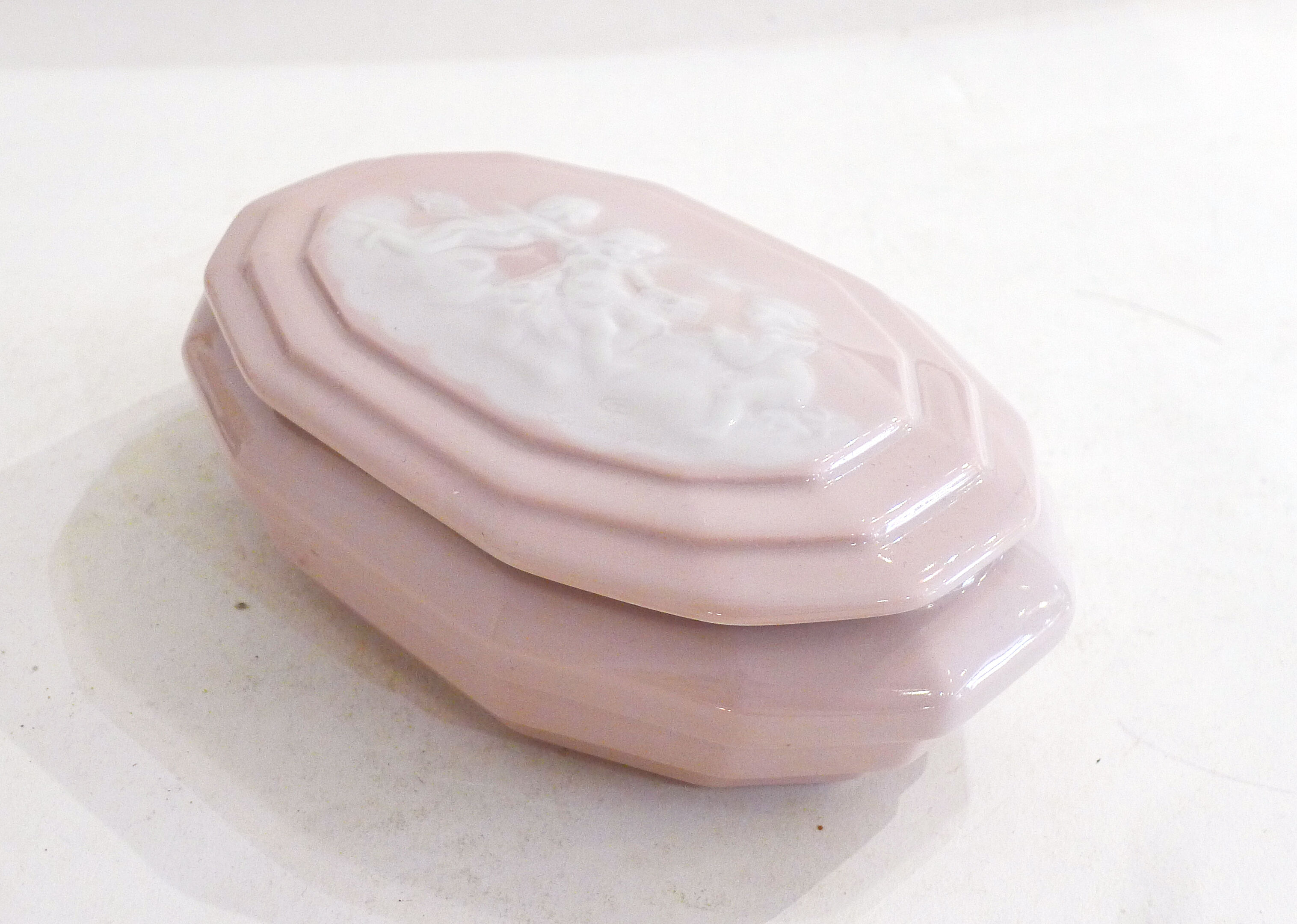 Pink porcelain box cameo décor