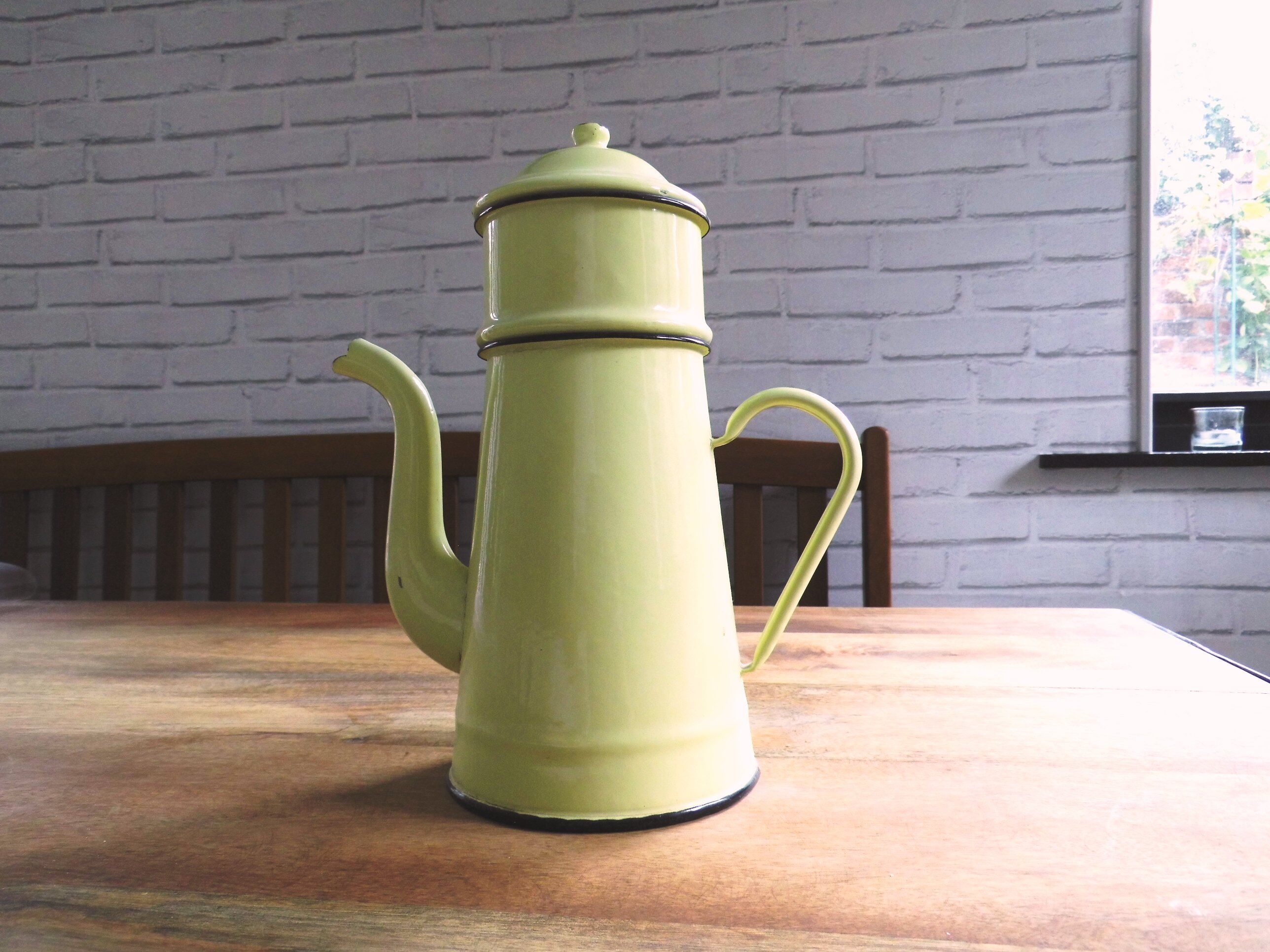 Cafetière ancienne émail jaune poussin