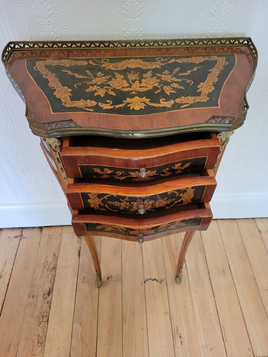 Louis XV bedside table or gueridon with floral motifs, 19th century.