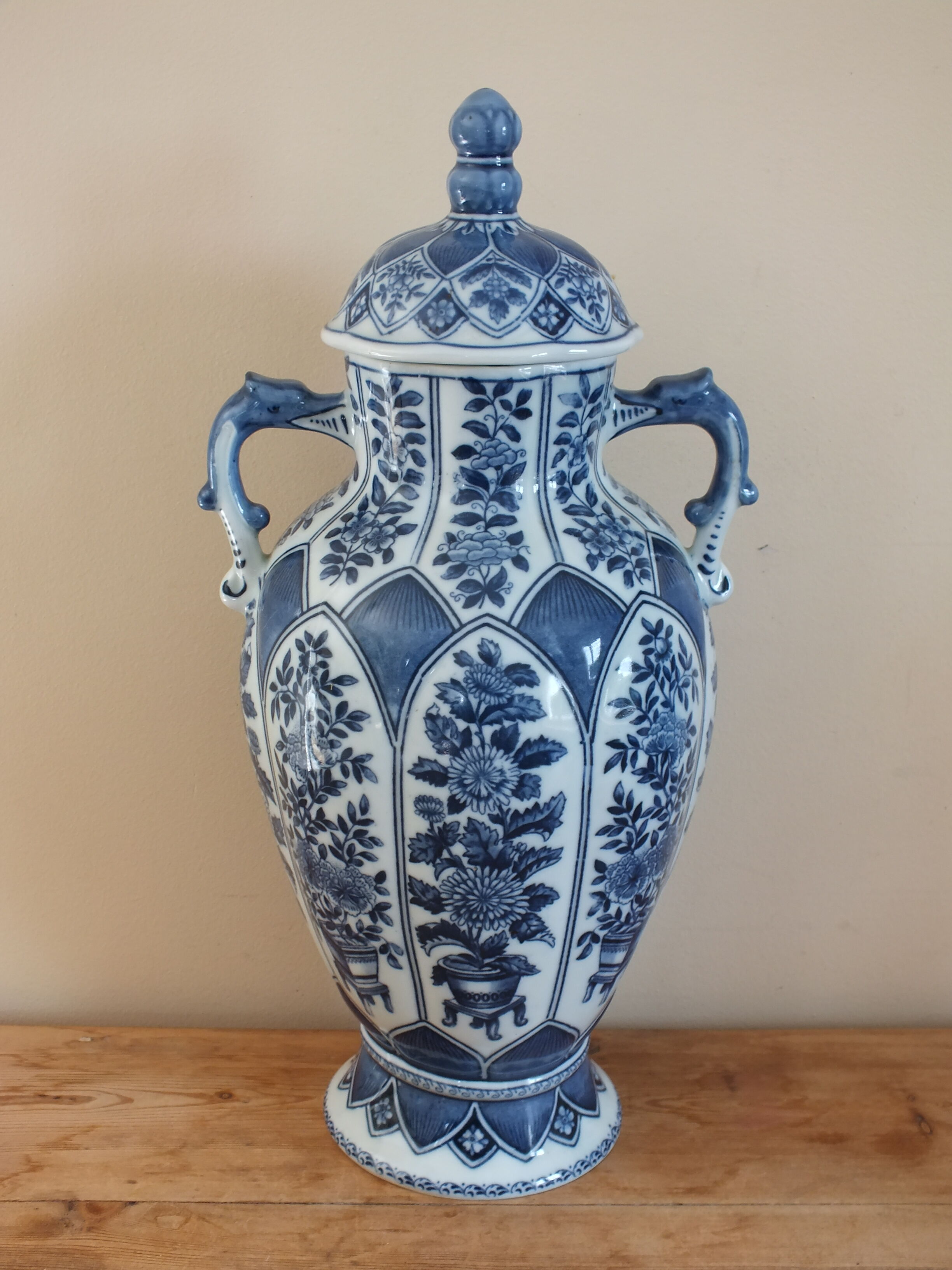 Covered pot in Delft porcelain