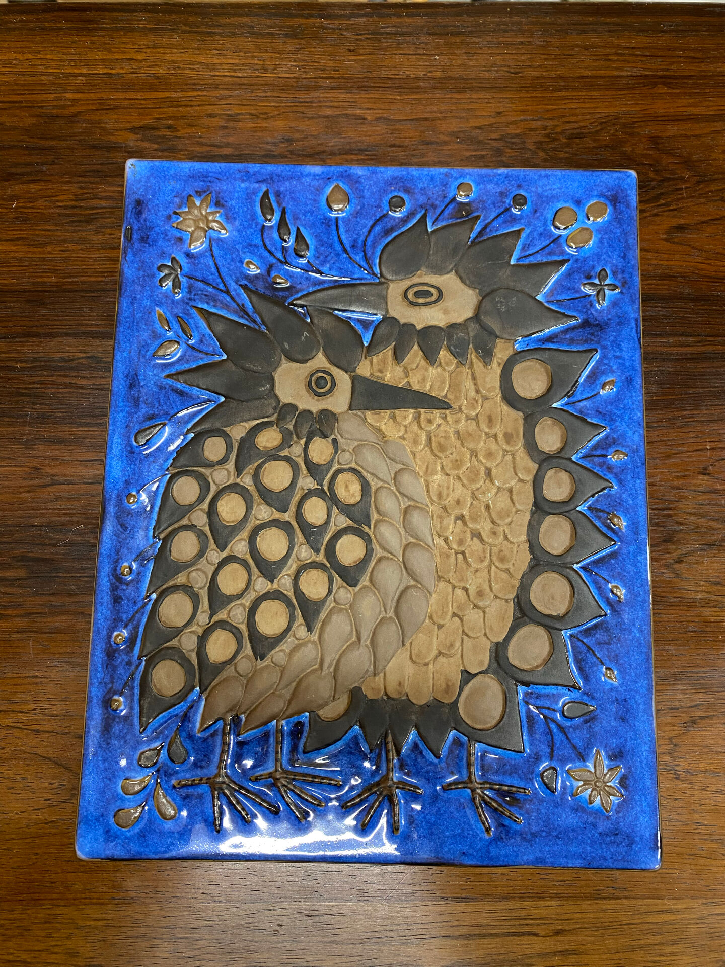 Beth Breyen “Crazy Birds” Relief mural en grès – Royal Copenhagen / A