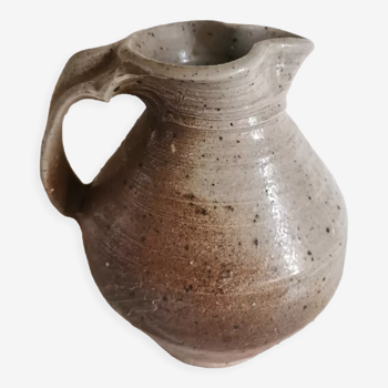 Sandstone pitcher of the Borne