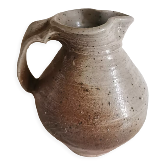 Sandstone pitcher of the Borne