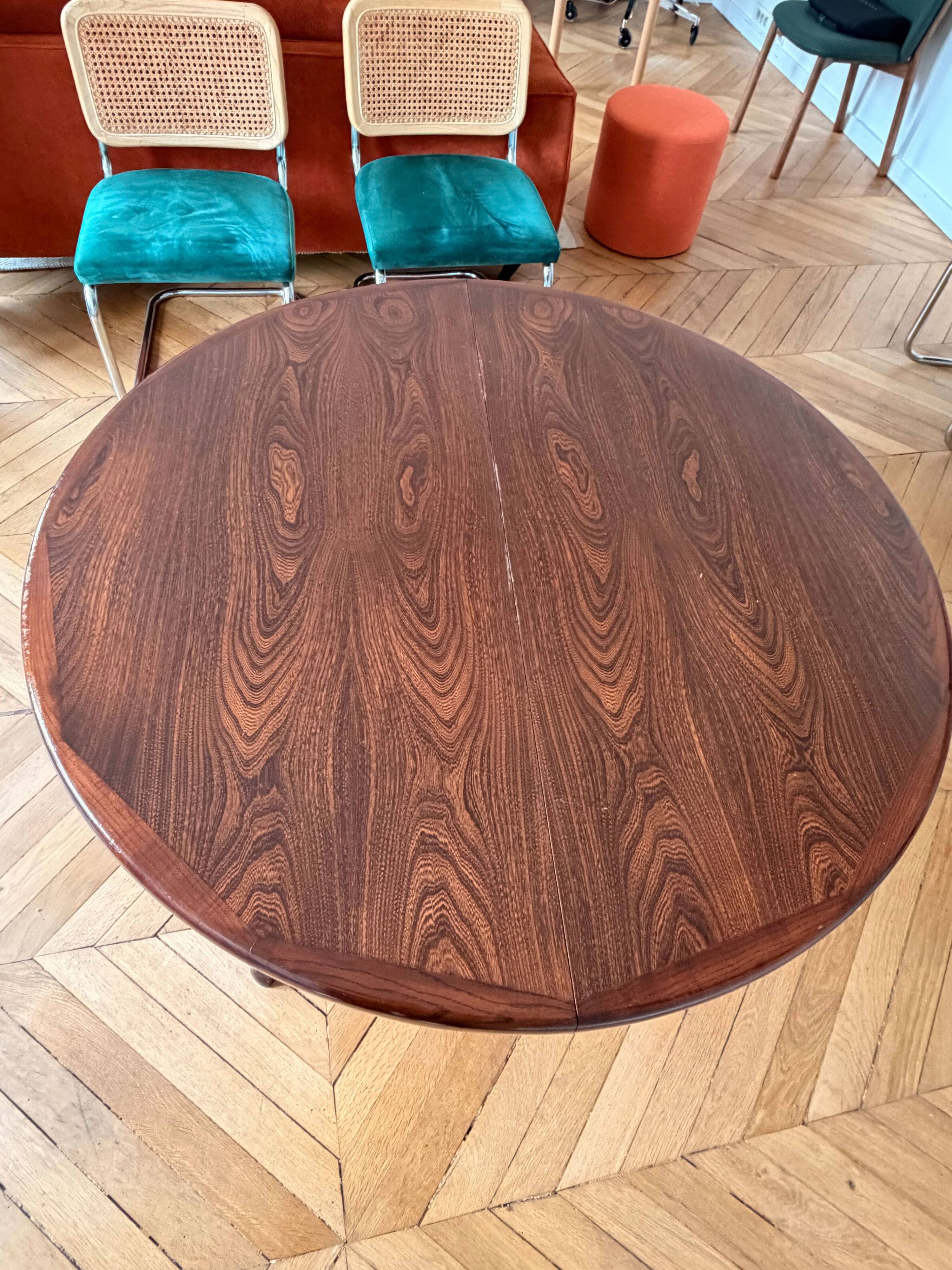 Baumann extendable round table for 4 to 8 people