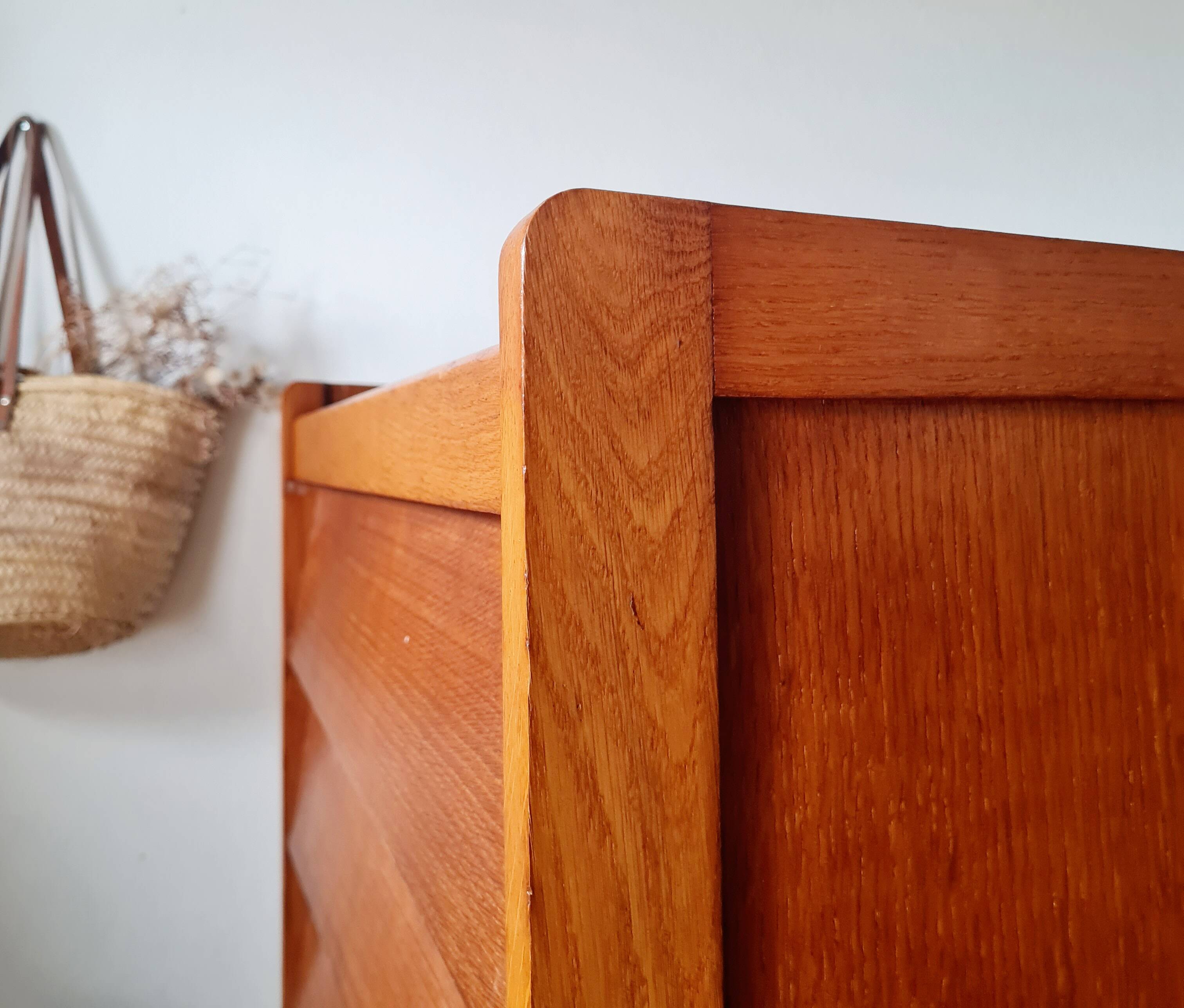 Commode vintage Mid-Century en chêne clair et tiroirs biseautés (1960)