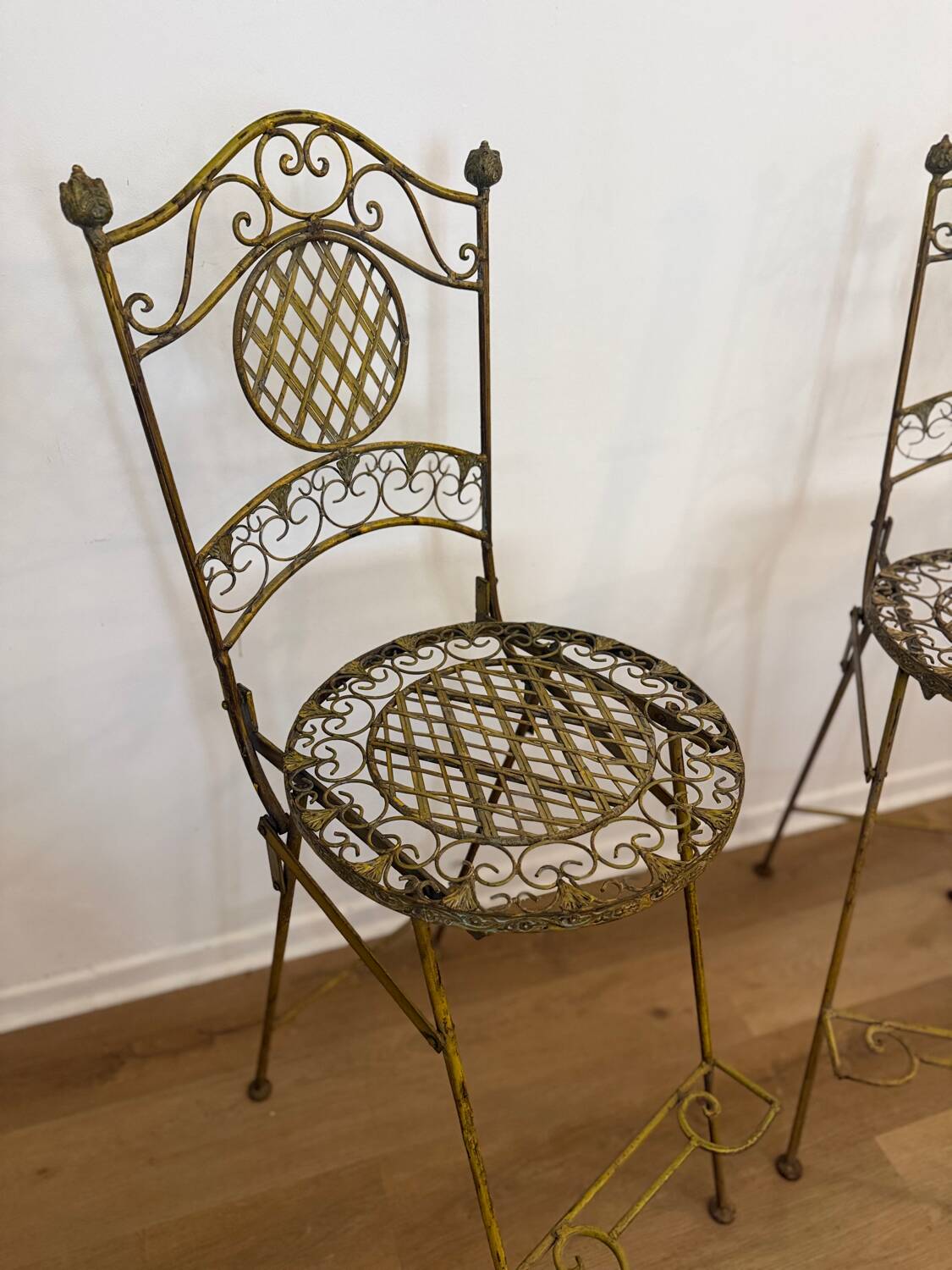 Paire de chaises hautes pliantes en fer forgé – Patine ocre – Style Ja