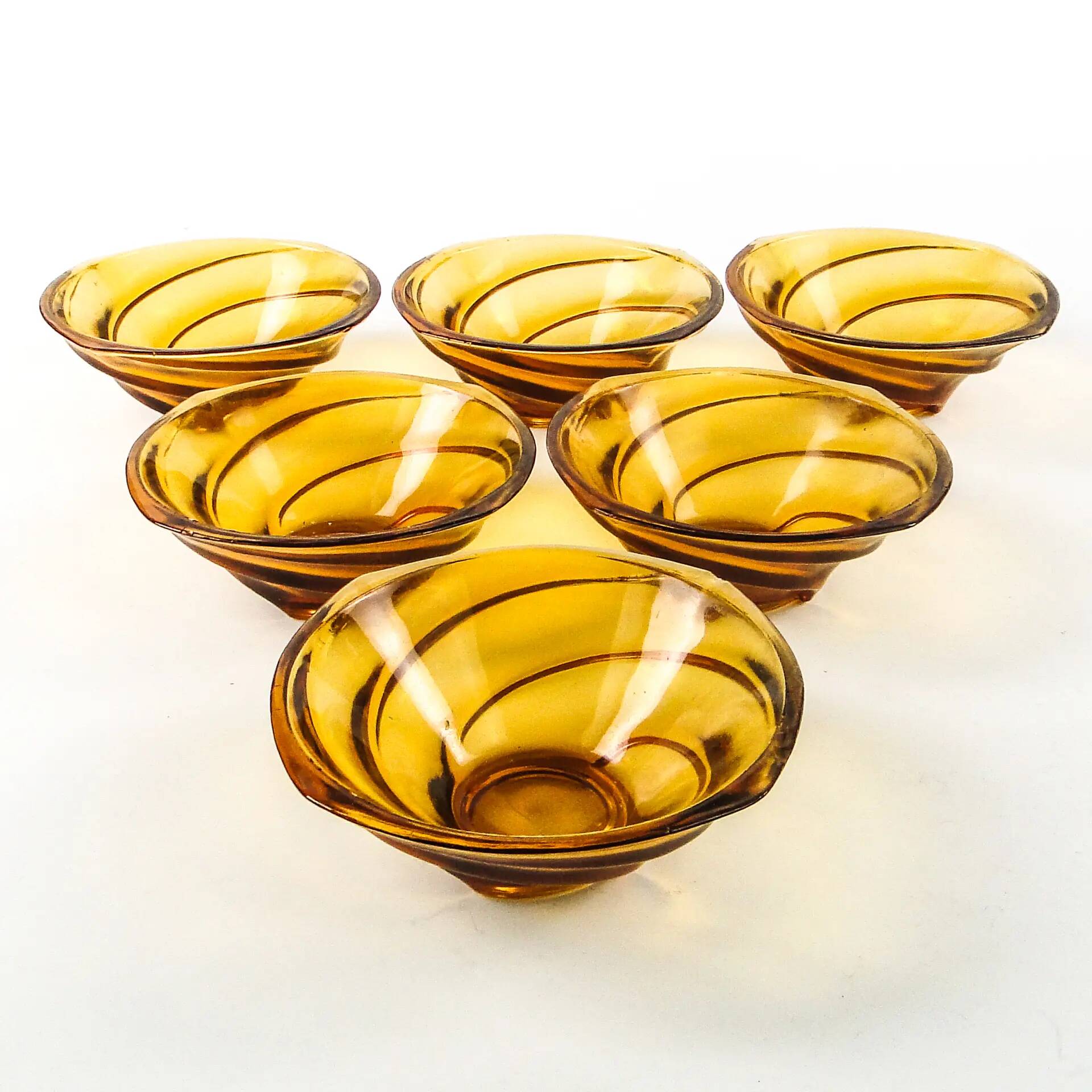 Ensemble d'assiettes à salade Wir, style moderne du milieu du siècle, verre pressé, Ząbkowice, Pologne, années 1970.