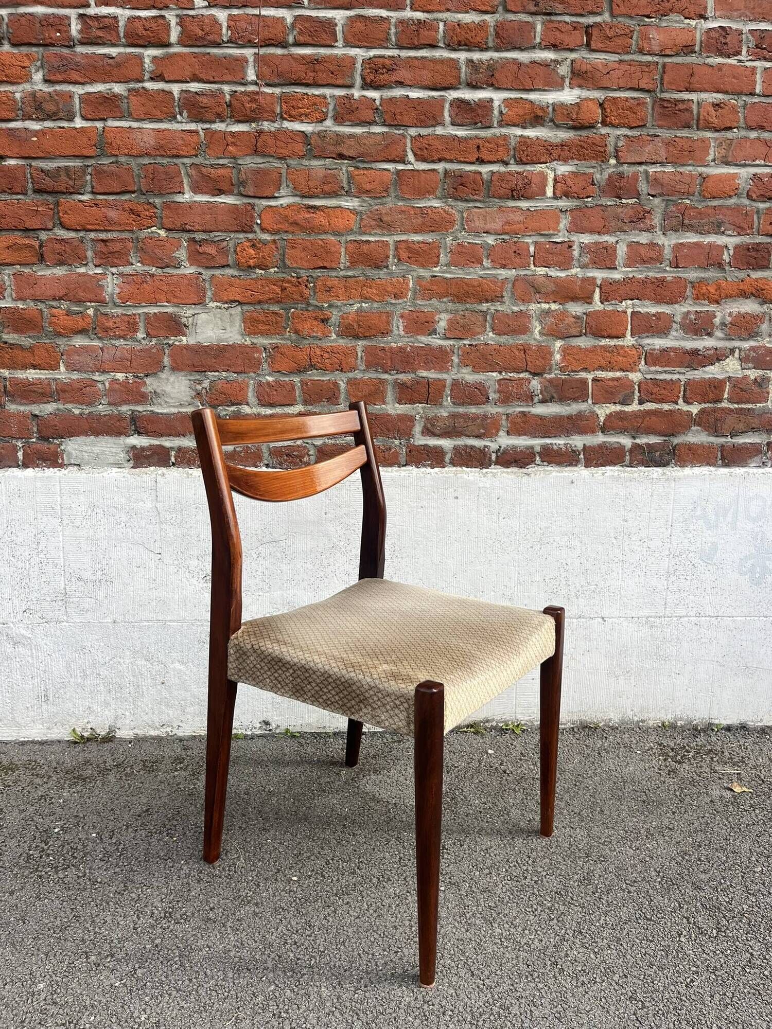 Lot of 4 vintage Scandinavian chairs in wood and golden fabric.