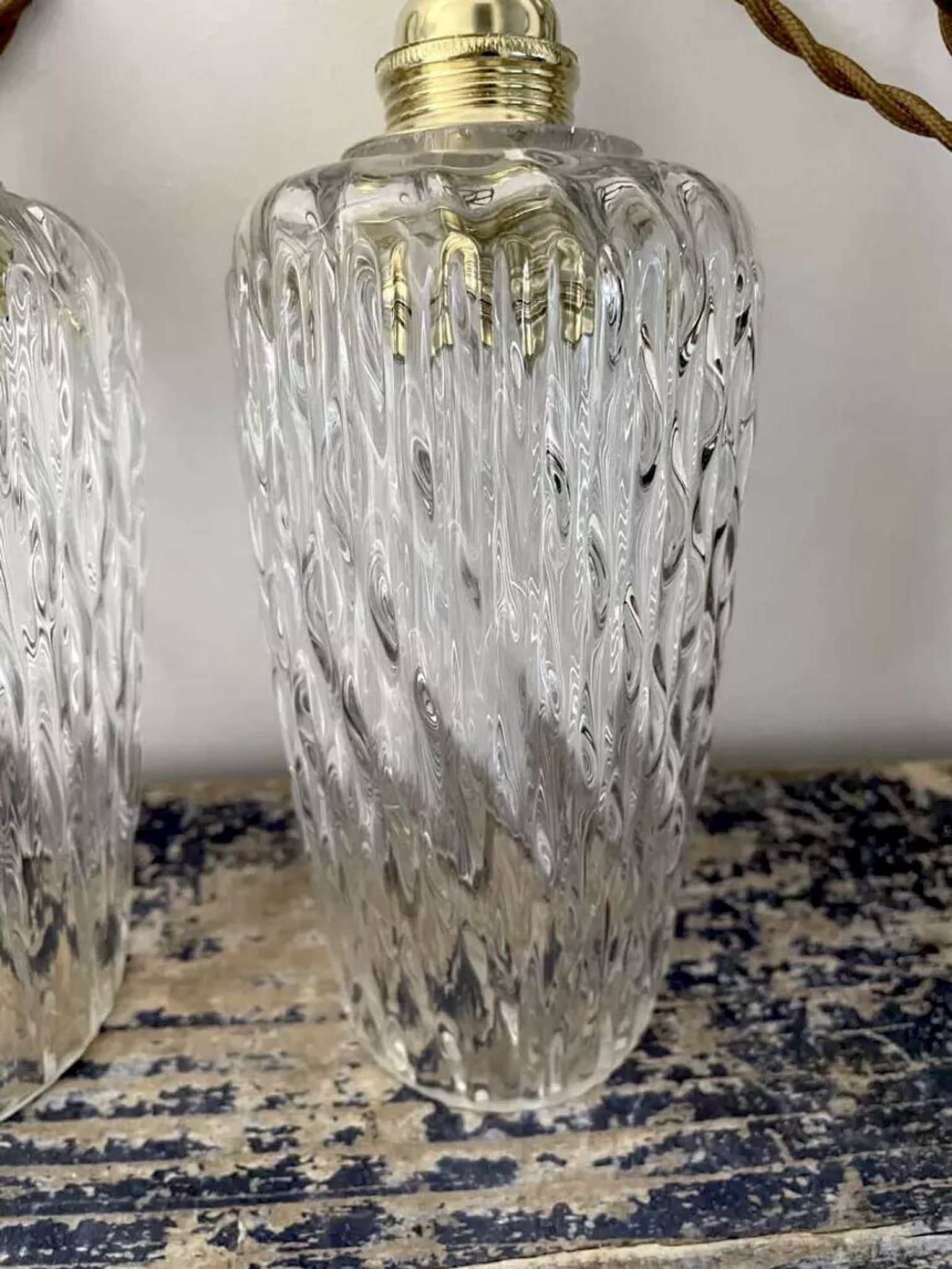 Lot de deux lampes baladeuses vintage en verre ciselé