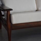 Canapé à dossier haut de style milieu du siècle retapissé