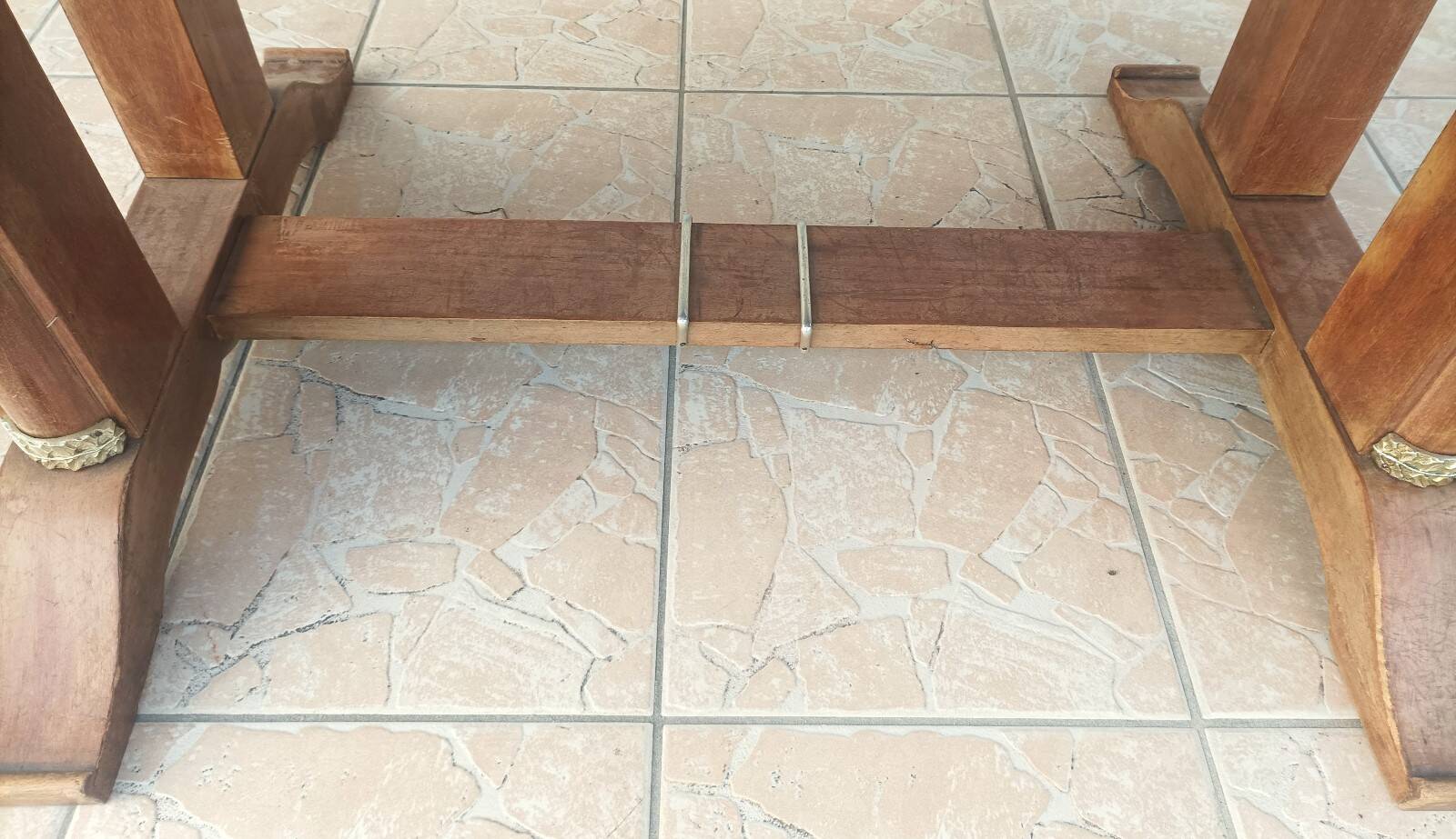 Art Deco table in walnut veneer