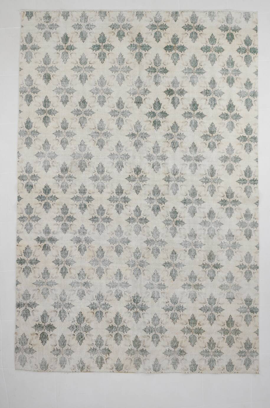Tapis persan ancien ivoire et vert à motifs géométriques, 198x296