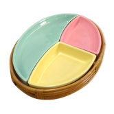 Bols de couleur pastel serti dans un panier en rotin vintage
