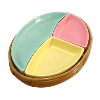 Bols de couleur pastel serti dans un panier en rotin vintage