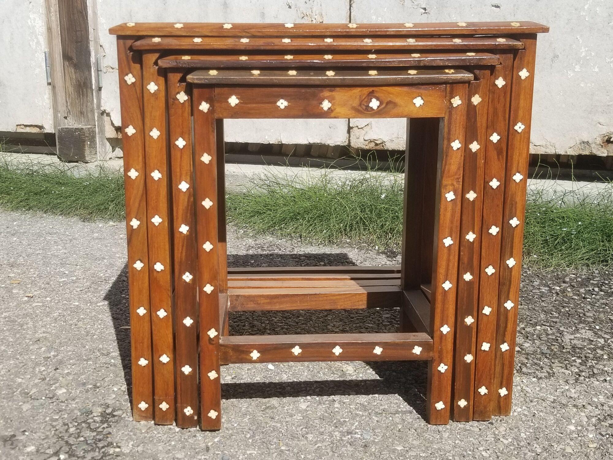 Series of 4 wooden trundle tables with mother-of-pearl inlays, Orient XXth