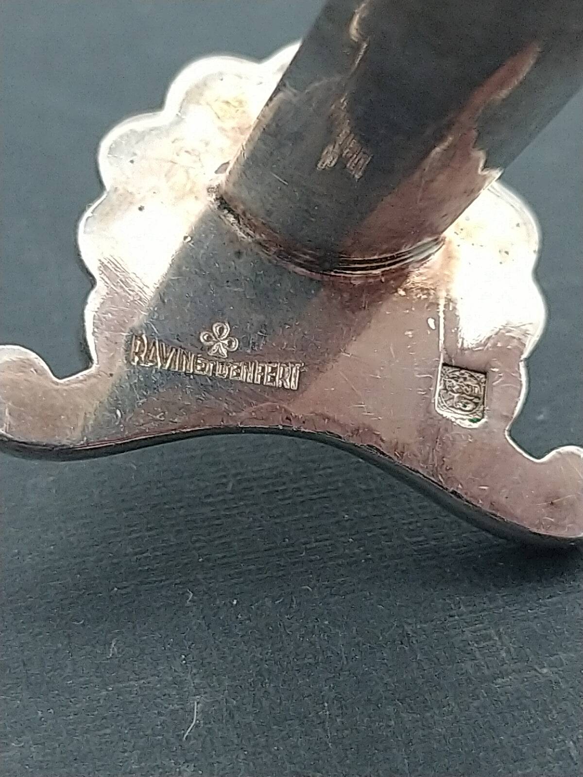 Silver-plated shell knife rests. Ravinet Denfert.
