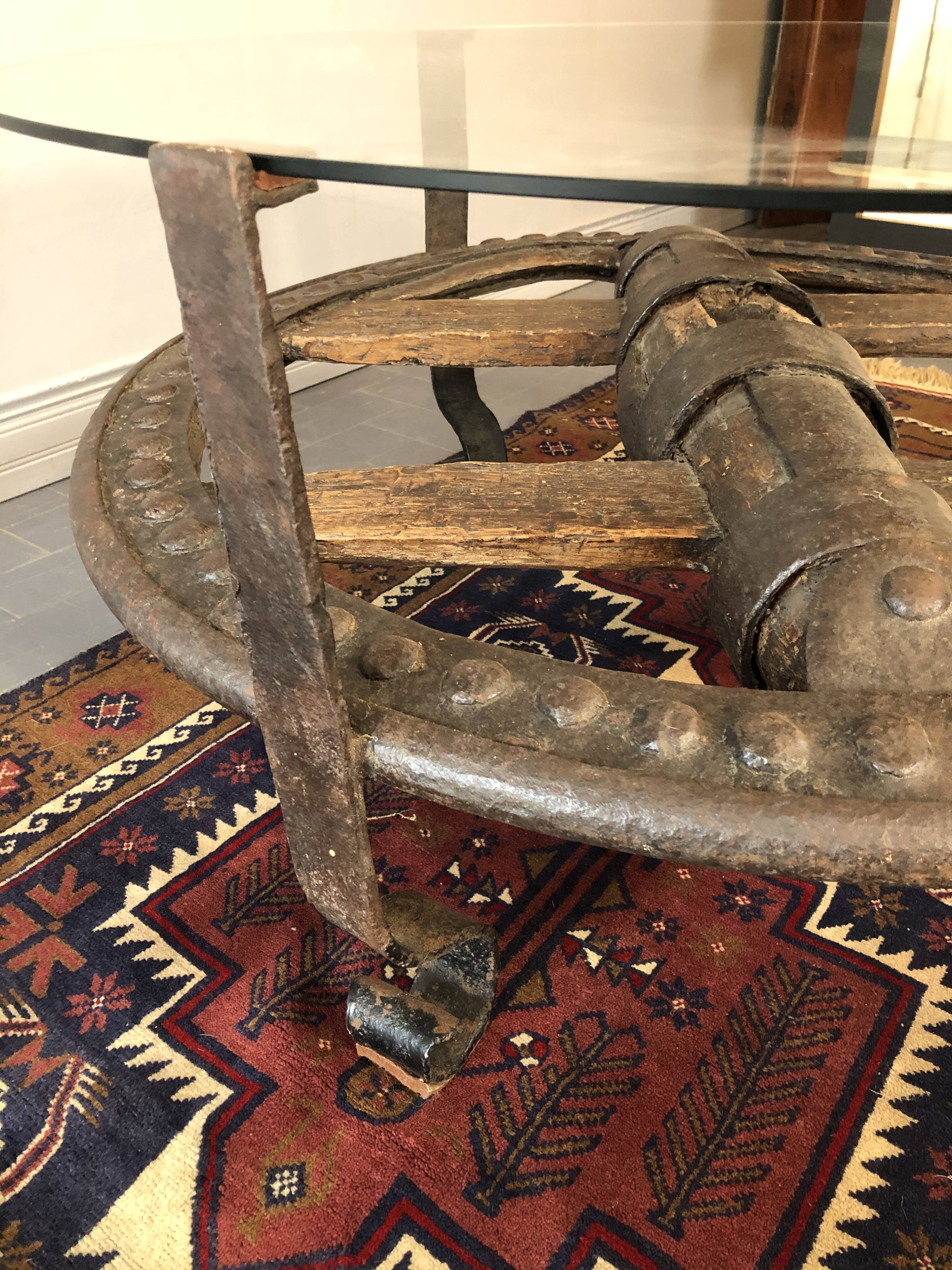 Table basse en bois et fonte rivetée