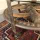 Table basse en bois et fonte rivetée