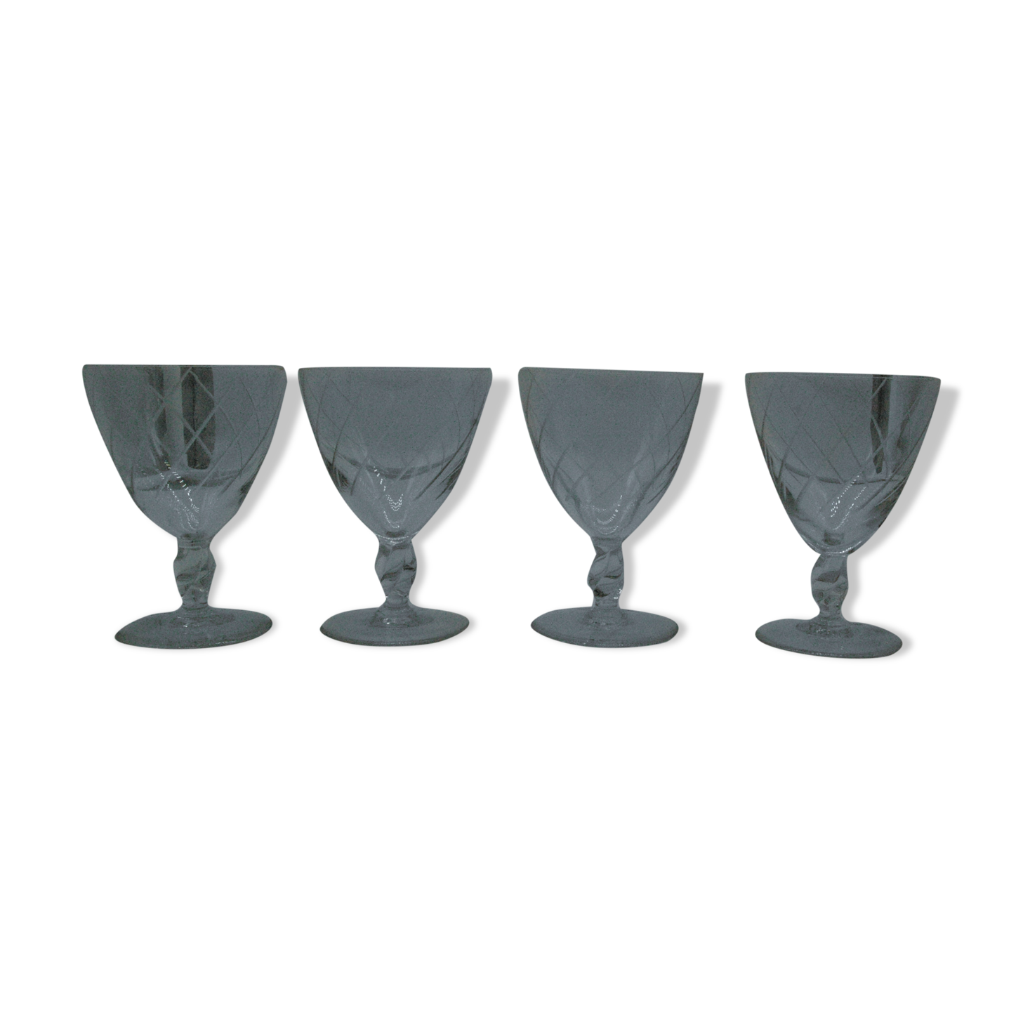 4 verres à vin  ou eau en cristal gravé