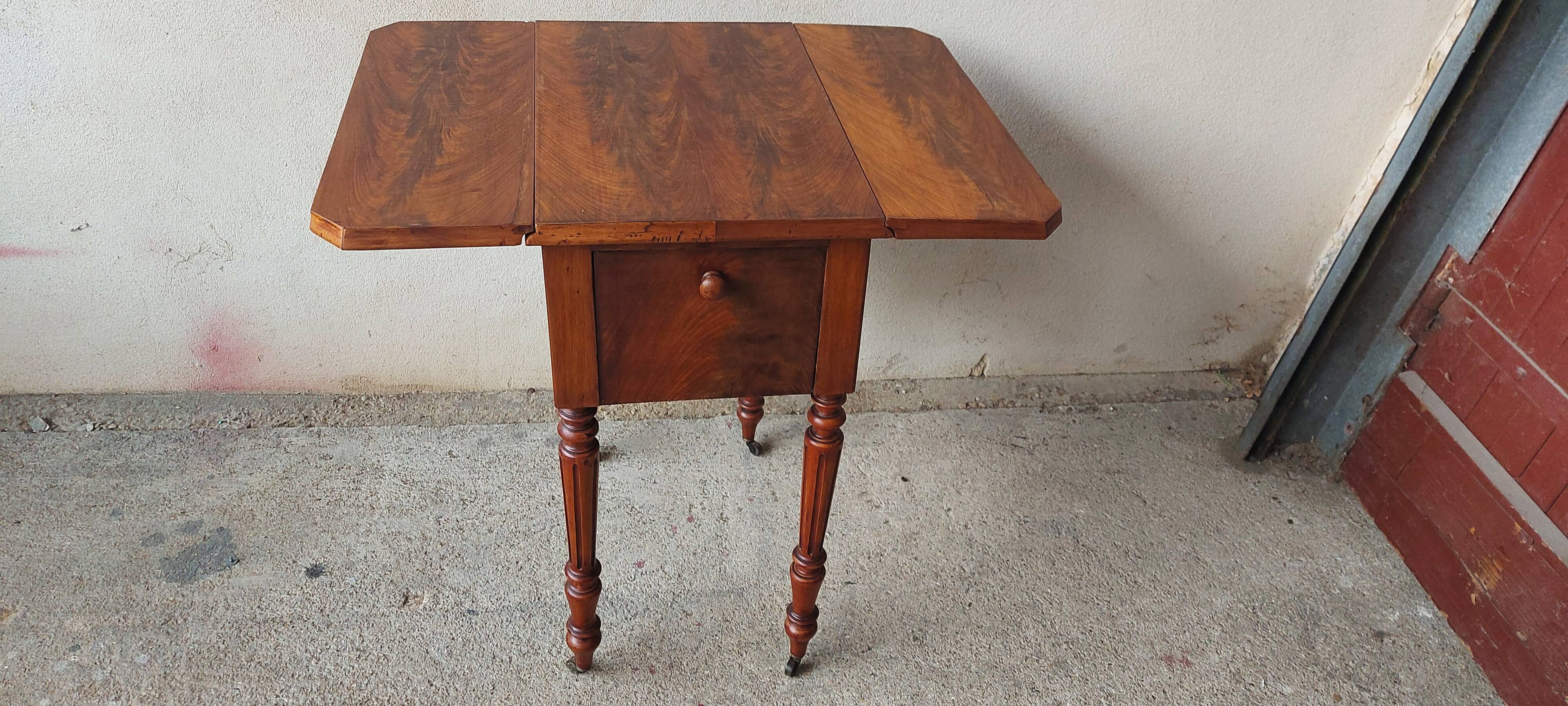 Work side table also known as tabee pipi