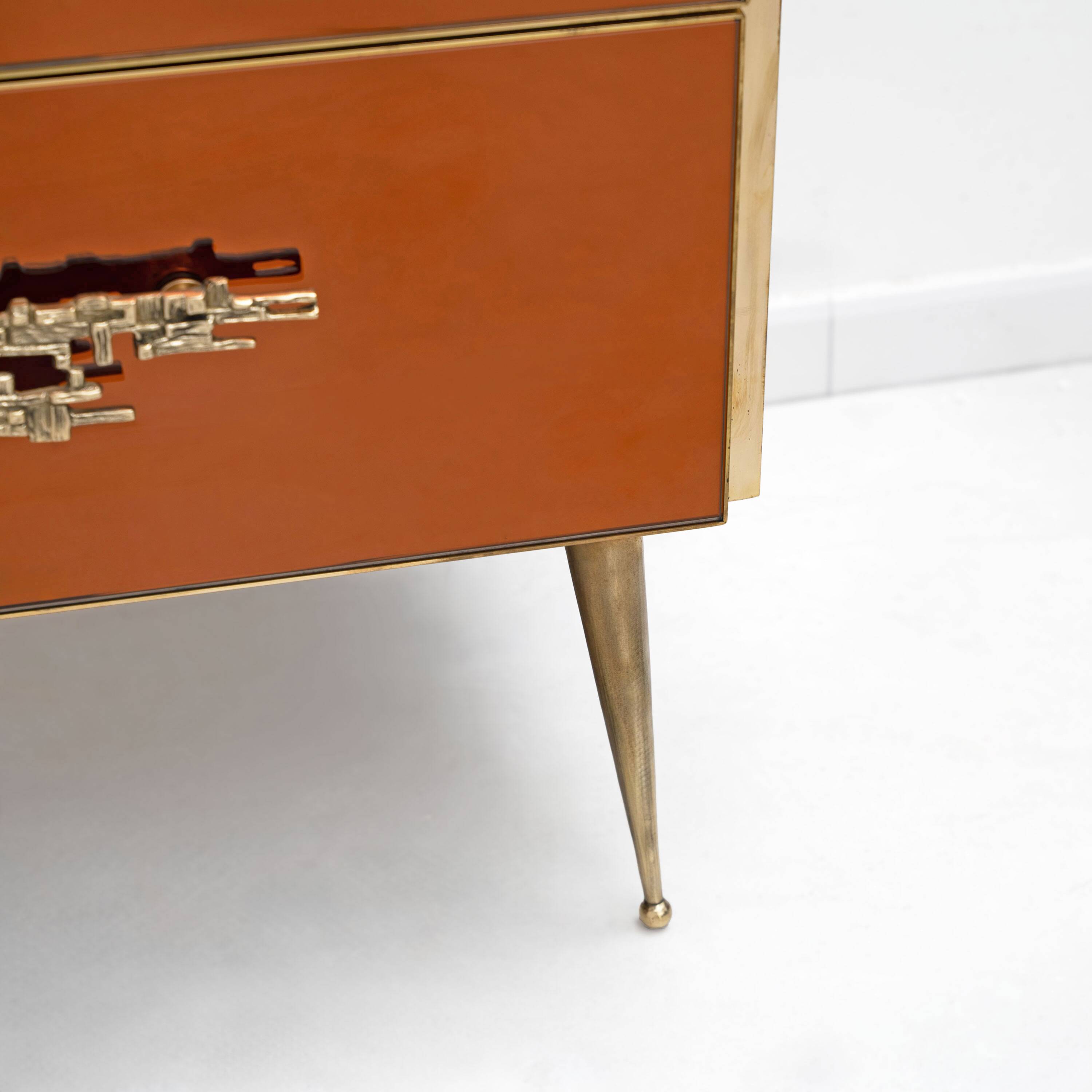 Commode en verre ambré avec détails en laiton, style mid-century modern