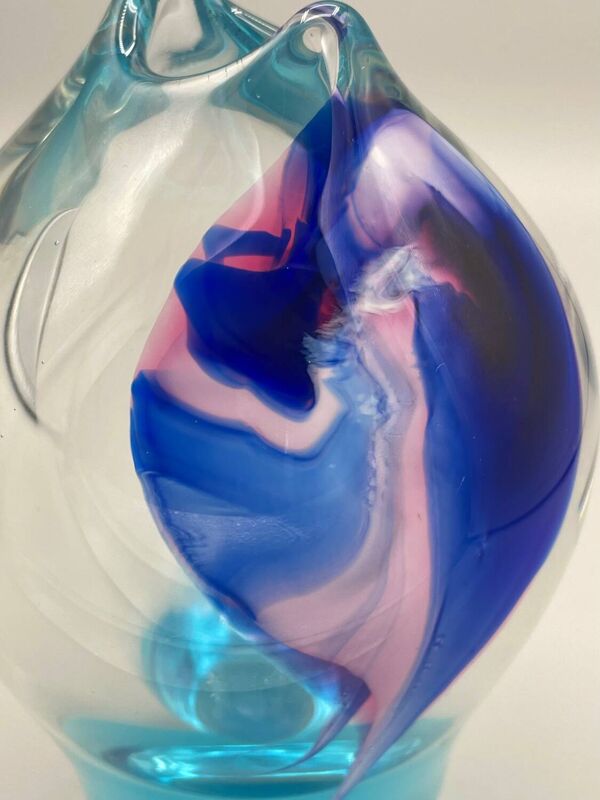 Vase en verre soufflé par l’artiste Tchèque Jirí Suhájek