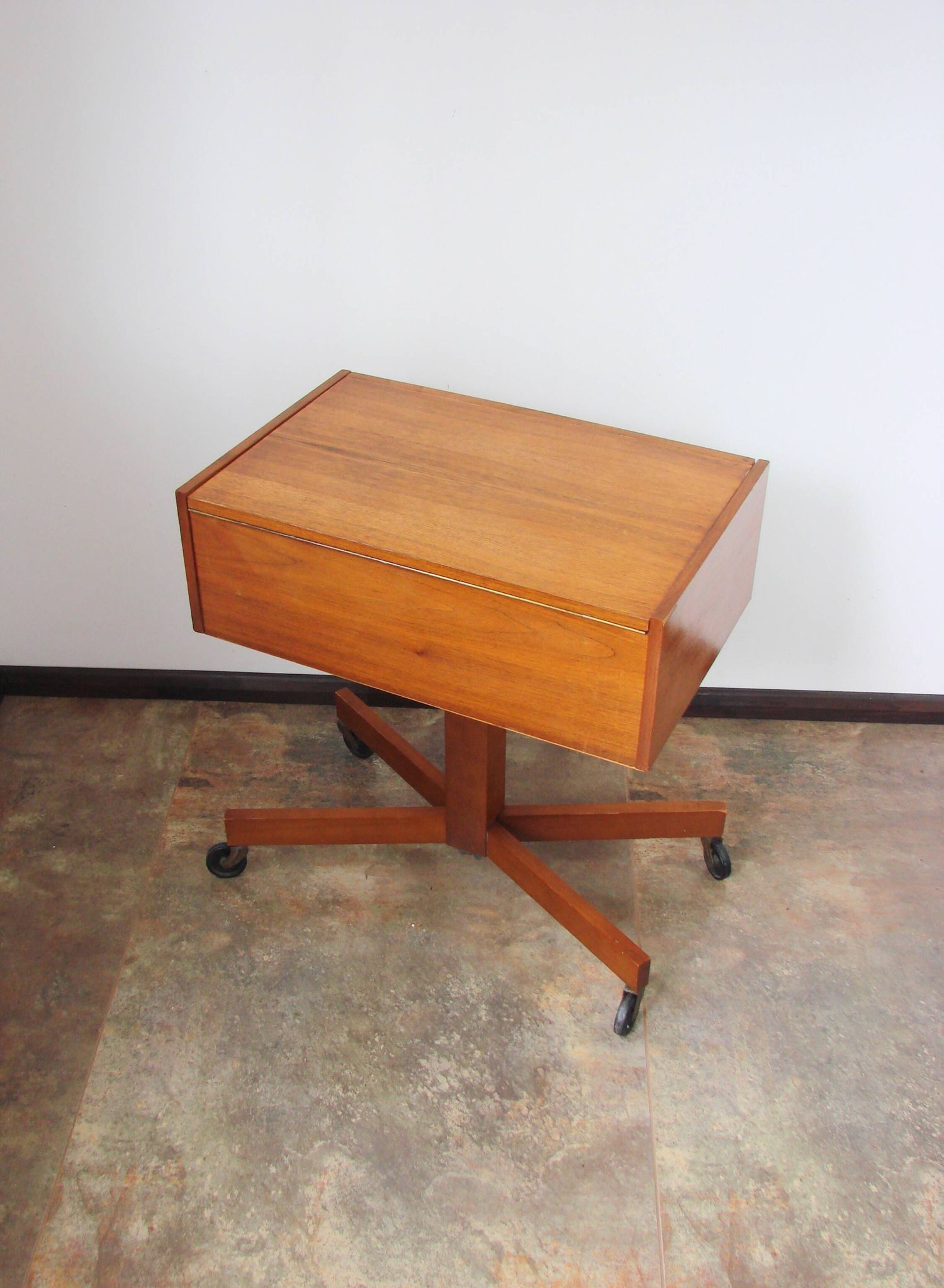 Un petit cabinet sur roulettes, des années 1960.
