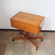 Un petit cabinet sur roulettes, des années 1960.