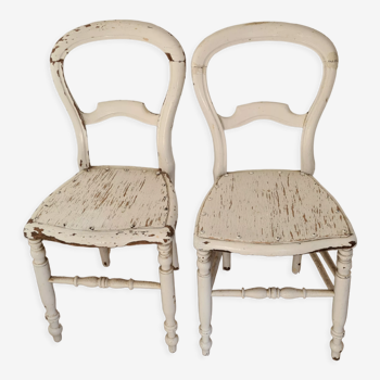Paire d'anciennes chaises en bois blanc