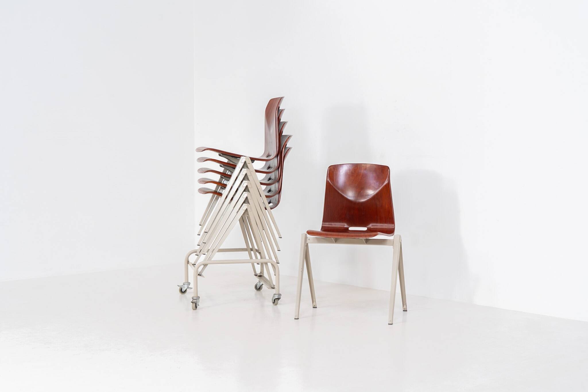 Ensemble de 6 chaises de salle à manger industrielles "S22" par Pagholz