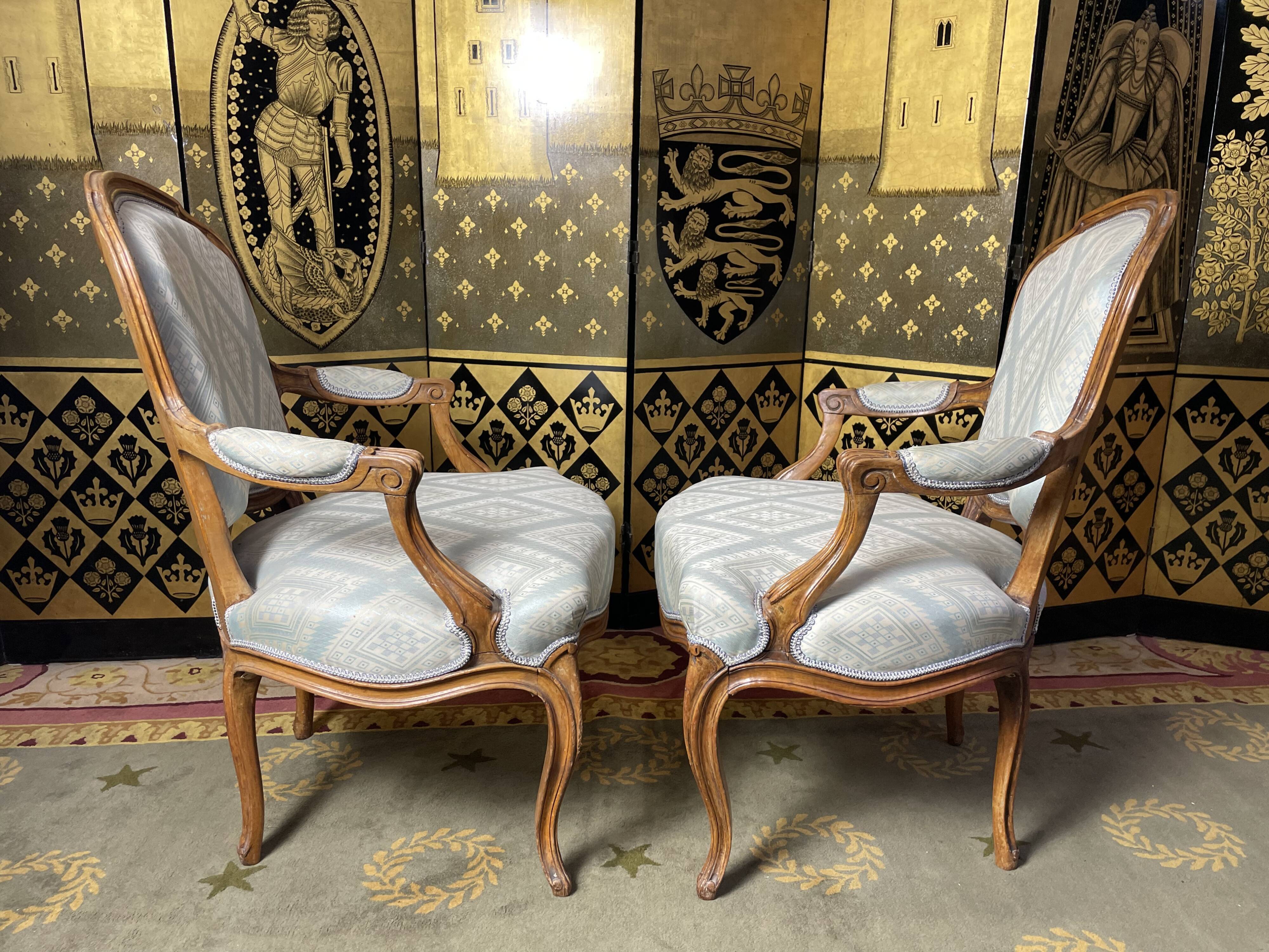 Paire de fauteuils cabriolets de style Louis XV