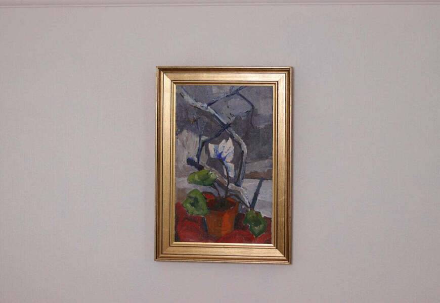 Original Swedish oil on canvas – “Winter Cyclamen” by Majken Bergvin (1922–2012) – 1965 – vintage & framed – 62 × 43 cm