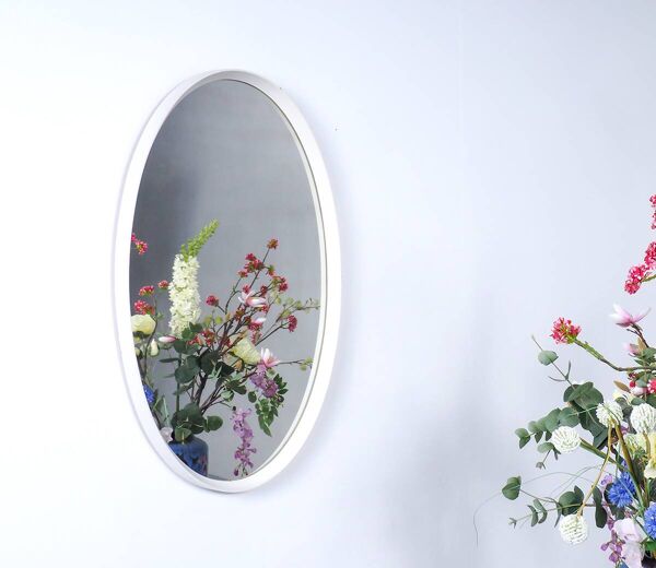 Miroir mural ovale en bois blanc, années 1960