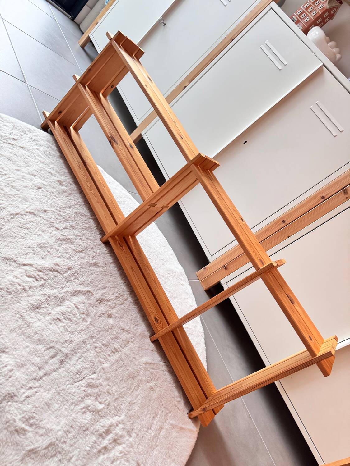 Lot de deux étagères en bois (pin) murales