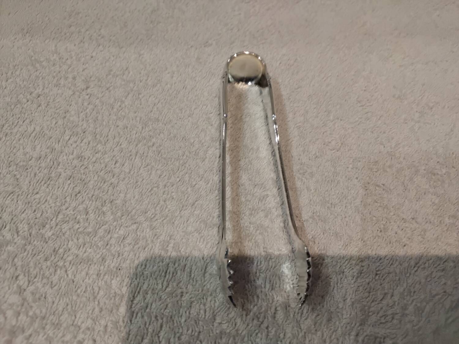 Silver-plated metal sugar tongs by silversmith Ercuis Valencay, 13.3cm