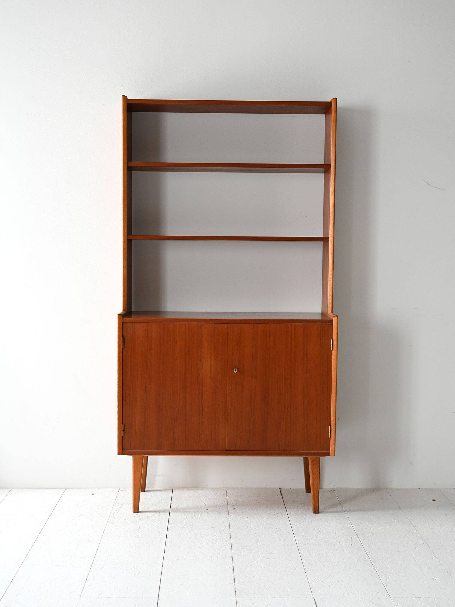 Bibliothèque scandinave vintage avec armoire et étagères